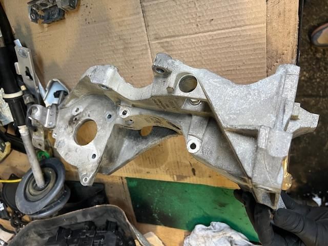 bontott AUDI A4 B8 Generátor Tartó Bak