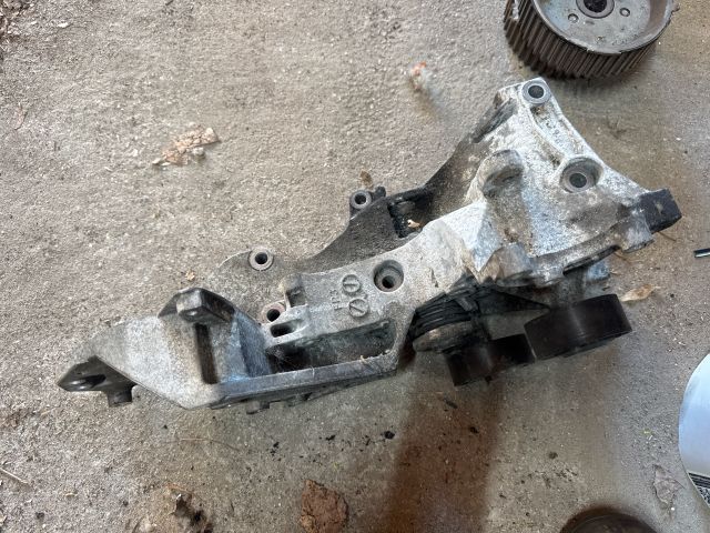 bontott AUDI A4 B8 Generátor Tartó Bak