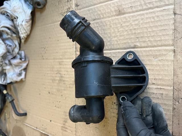 bontott AUDI A4 B8 Hengerfej Vízkivezető