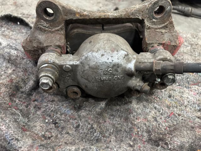 bontott AUDI A4 B8 Jobb első Féknyereg Munkahengerrel