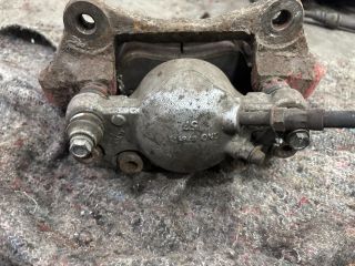 bontott AUDI A4 B8 Jobb első Féknyereg Munkahengerrel