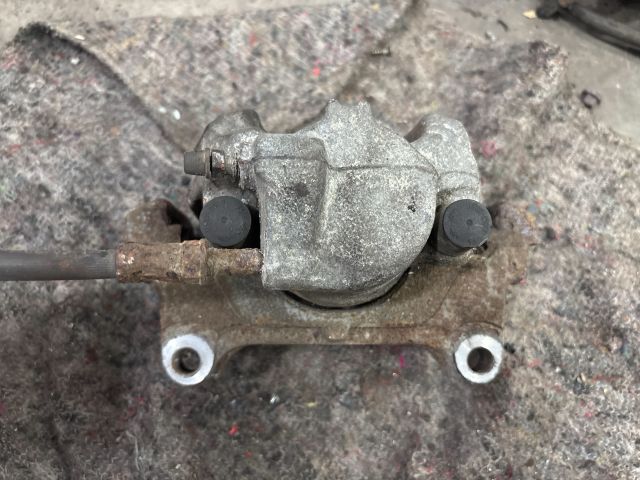 bontott AUDI A4 B8 Jobb első Féknyereg Munkahengerrel