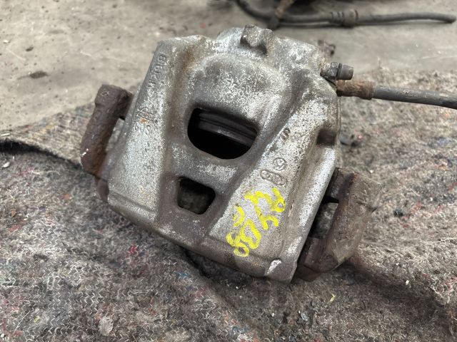 bontott AUDI A4 B8 Jobb első Féknyereg Munkahengerrel