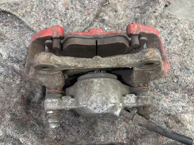 bontott AUDI A4 B8 Jobb első Féknyereg Munkahengerrel