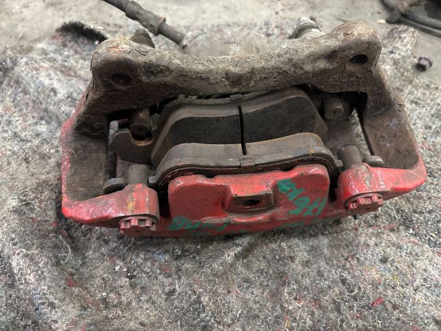 bontott AUDI A4 B8 Jobb első Féknyereg Munkahengerrel