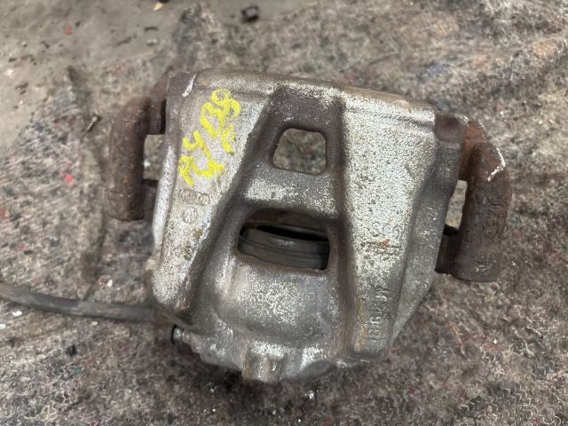 bontott AUDI A4 B8 Jobb első Féknyereg Munkahengerrel