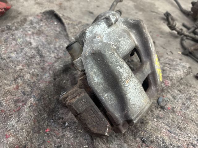 bontott AUDI A4 B8 Jobb első Féknyereg Munkahengerrel