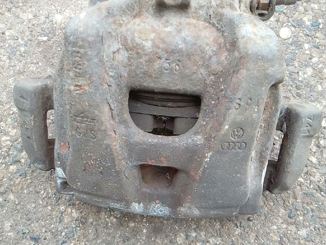 bontott AUDI A4 B8 Jobb első Féknyereg Munkahengerrel