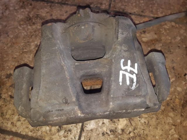 bontott AUDI A4 B8 Jobb első Féknyereg Munkahengerrel