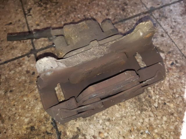 bontott AUDI A4 B8 Jobb első Féknyereg Munkahengerrel