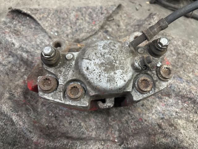 bontott AUDI A4 B8 Jobb első Féknyereg Munkahengerrel