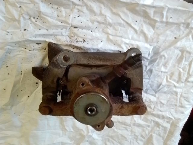 bontott AUDI A4 B8 Jobb első Féknyereg Munkahengerrel