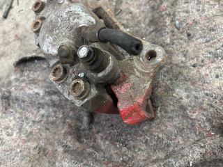 bontott AUDI A4 B8 Jobb első Féknyereg Munkahengerrel