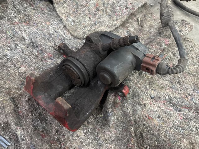 bontott AUDI A4 B8 Jobb hátsó Féknyereg Munkahengerrel