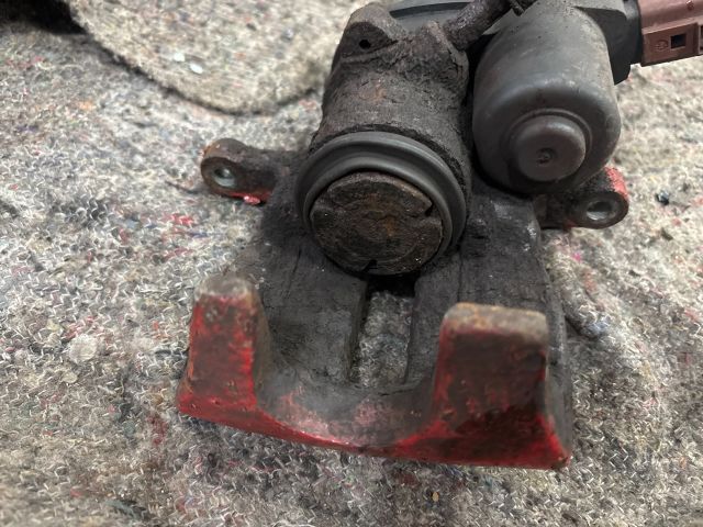 bontott AUDI A4 B8 Jobb hátsó Féknyereg Munkahengerrel