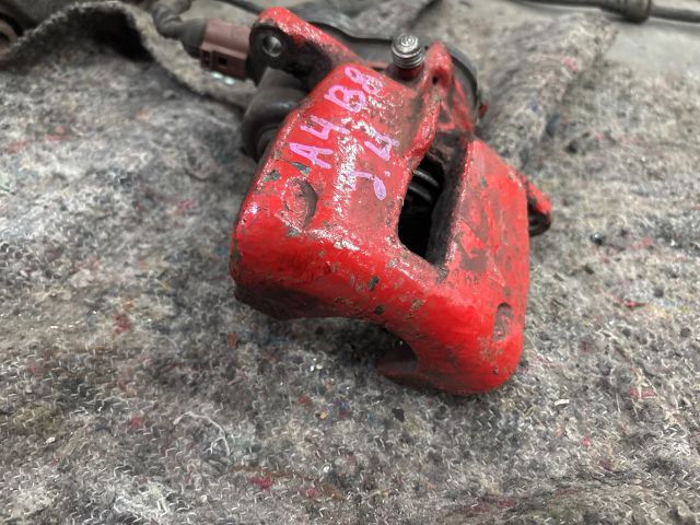 bontott AUDI A4 B8 Jobb hátsó Féknyereg Munkahengerrel