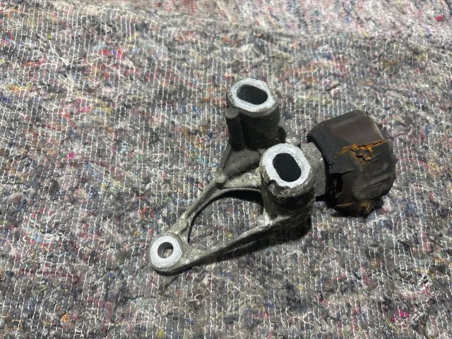 bontott AUDI A4 B8 Motor Tartó Bak Bal