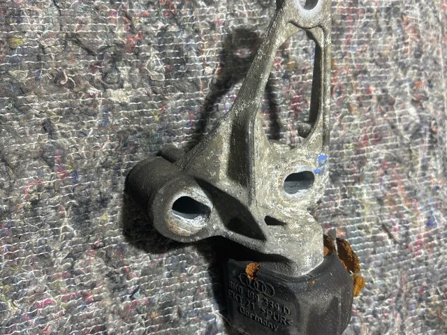 bontott AUDI A4 B8 Motor Tartó Bak Bal