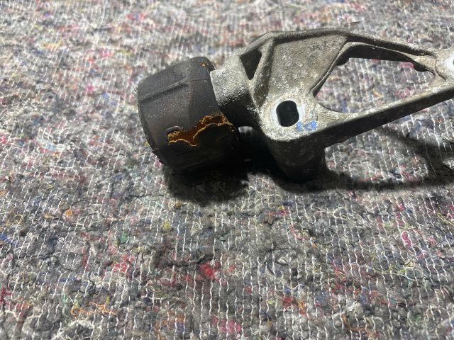 bontott AUDI A4 B8 Motor Tartó Bak Bal