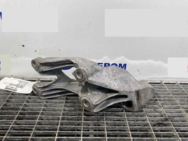 bontott AUDI A4 B8 Motor Tartó Bak Bal