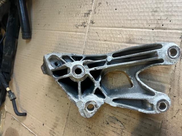 bontott AUDI A4 B8 Motor Tartó Bak Bal