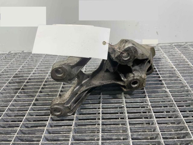 bontott AUDI A4 B8 Motor Tartó Bak Bal