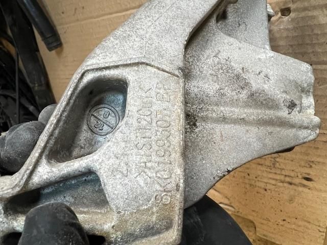 bontott AUDI A4 B8 Motor Tartó Bak Bal