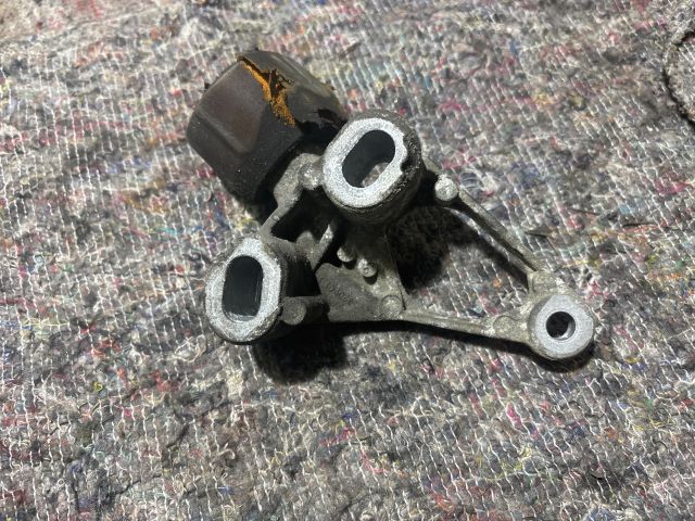 bontott AUDI A4 B8 Motor Tartó Bak Bal