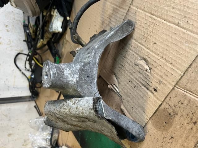 bontott AUDI A4 B8 Motor Tartó Bak (Fém)