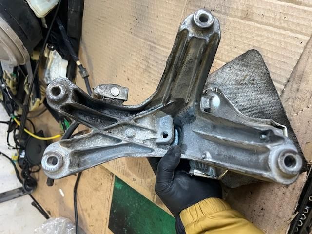 bontott AUDI A4 B8 Motor Tartó Bak (Fém)