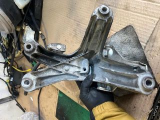 bontott AUDI A4 B8 Motor Tartó Bak (Fém)