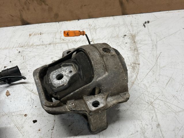 bontott AUDI A4 B8 Motor Tartó Bak (Fém)