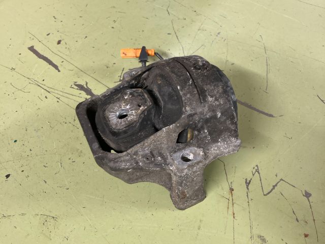 bontott AUDI A4 B8 Motor Tartó Bak (Fém)