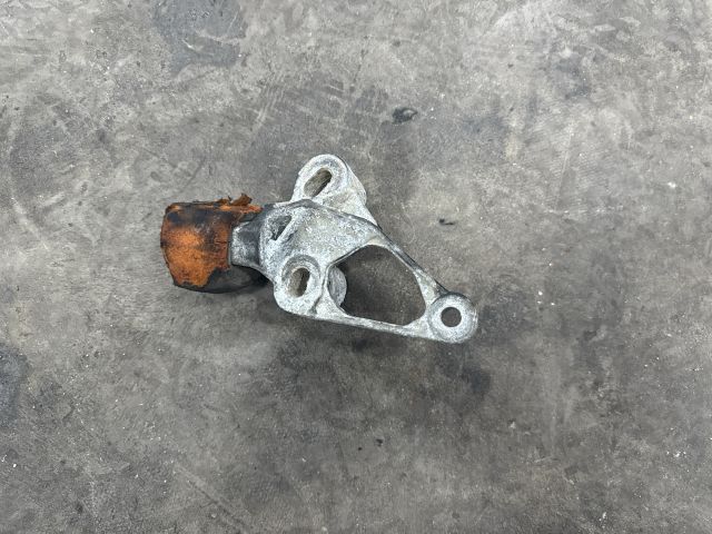 bontott AUDI A4 B8 Motor Tartó Bak (Fém)