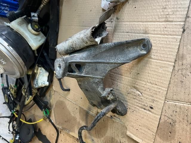 bontott AUDI A4 B8 Motor Tartó Bak (Fém)