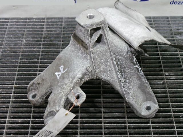 bontott AUDI A4 B8 Motor Tartó Bak Jobb