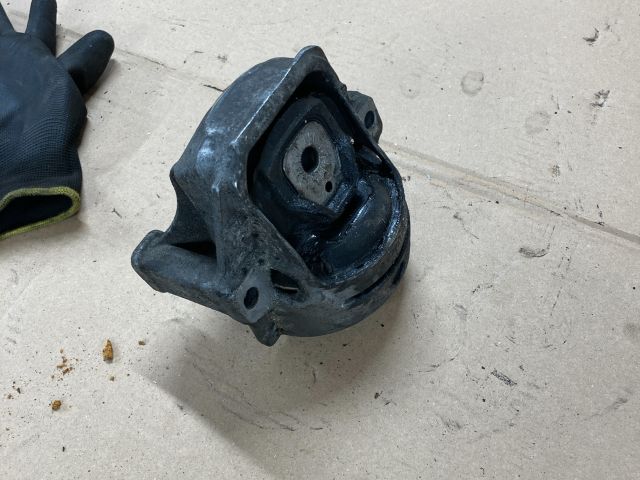 bontott AUDI A4 B8 Motor Tartó Bak Jobb