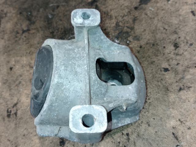 bontott AUDI A4 B8 Motor Tartó Bak Jobb