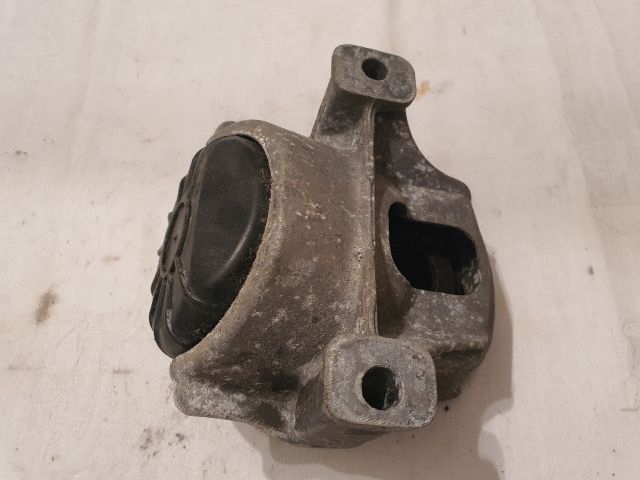 bontott AUDI A4 B8 Motor Tartó Bak Jobb