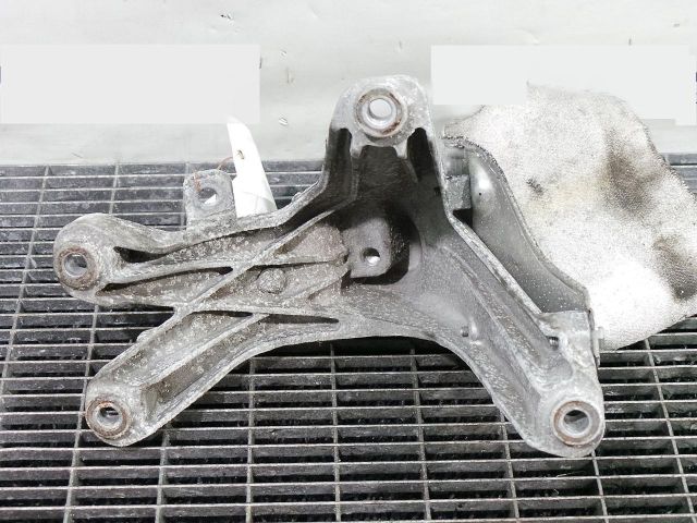 bontott AUDI A4 B8 Motor Tartó Bak Jobb