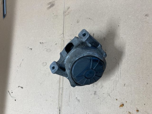 bontott AUDI A4 B8 Motor Tartó Bak Jobb