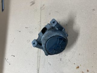 bontott AUDI A4 B8 Motor Tartó Bak Jobb