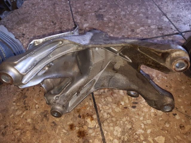 bontott AUDI A4 B8 Motor Tartó Bak Jobb