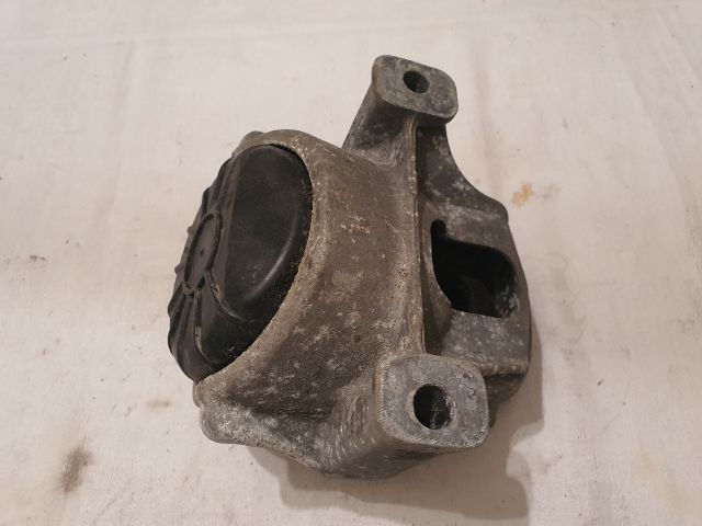 bontott AUDI A4 B8 Motor Tartó Bak Jobb