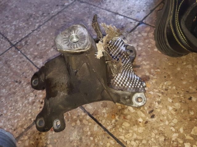 bontott AUDI A4 B8 Motor Tartó Bak Jobb