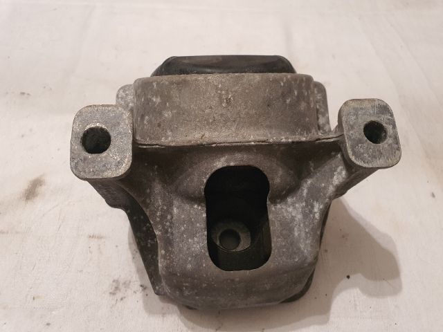 bontott AUDI A4 B8 Motor Tartó Bak Jobb