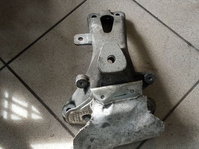 bontott AUDI A4 B8 Motor Tartó Bak (Pozíciófüggetlen)