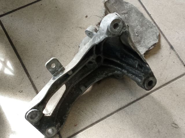 bontott AUDI A4 B8 Motor Tartó Bak (Pozíciófüggetlen)