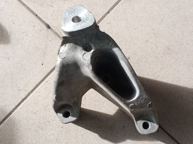 bontott AUDI A4 B8 Motor Tartó Bak (Pozíciófüggetlen)