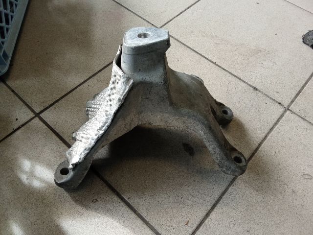 bontott AUDI A4 B8 Motor Tartó Bak (Pozíciófüggetlen)